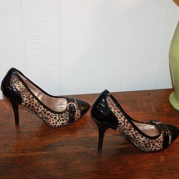 LIMITED TIME SALE: Qupid Animal Print Stilettos with Black Patent Accents Size 8 - Picture 3 of 10